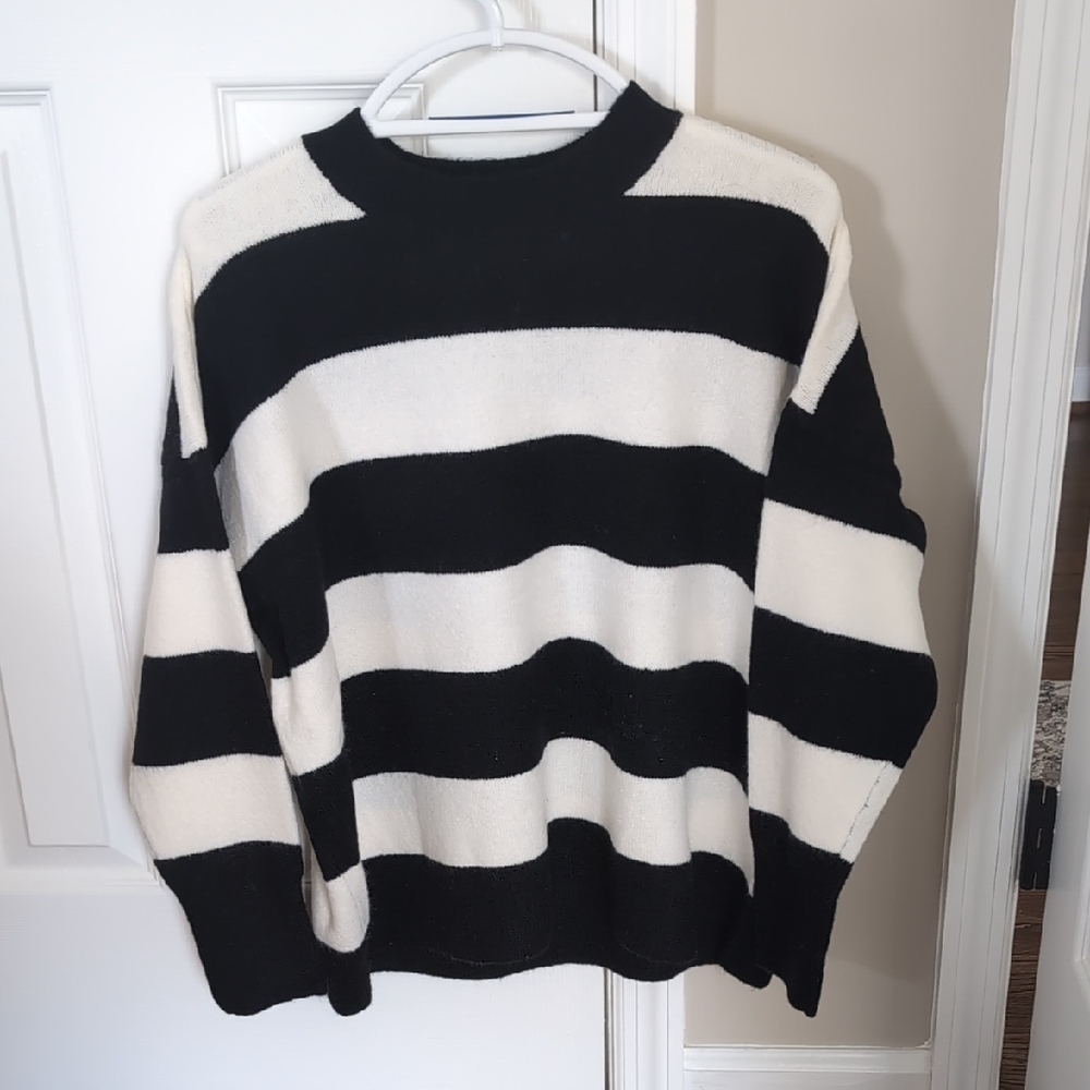 CeCe sz Small Stretchy Black White Striped Knit Top Sweater NEVER WORN